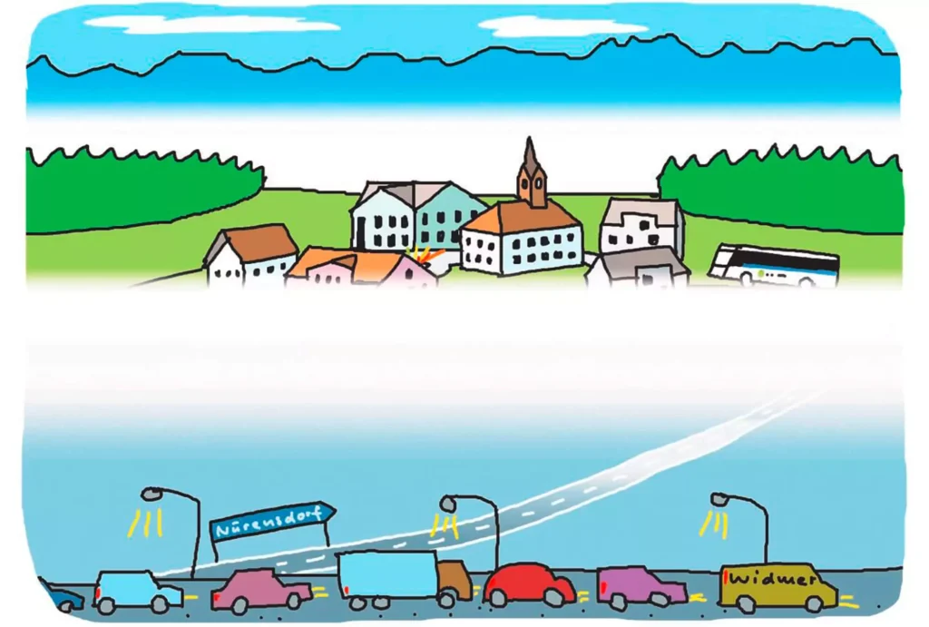 Strasse mit Autos und eine Abzweigung zu einem Dorf