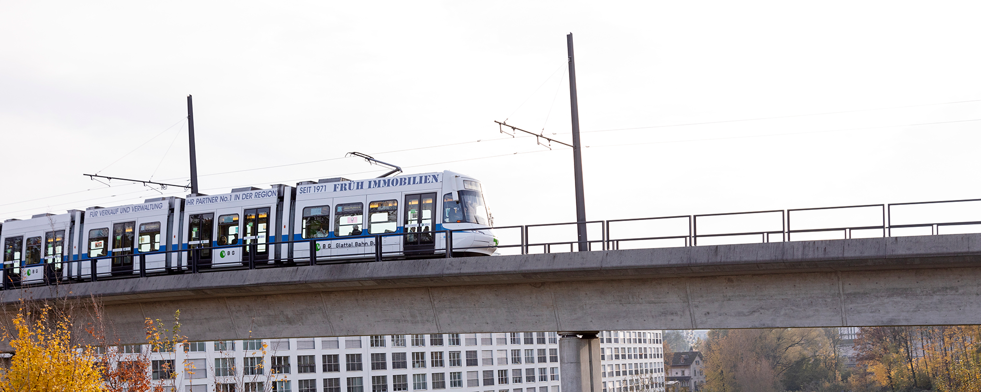 Glattaalbahn auf dem Glatt-Viadukt beim Zwicky-Areal.