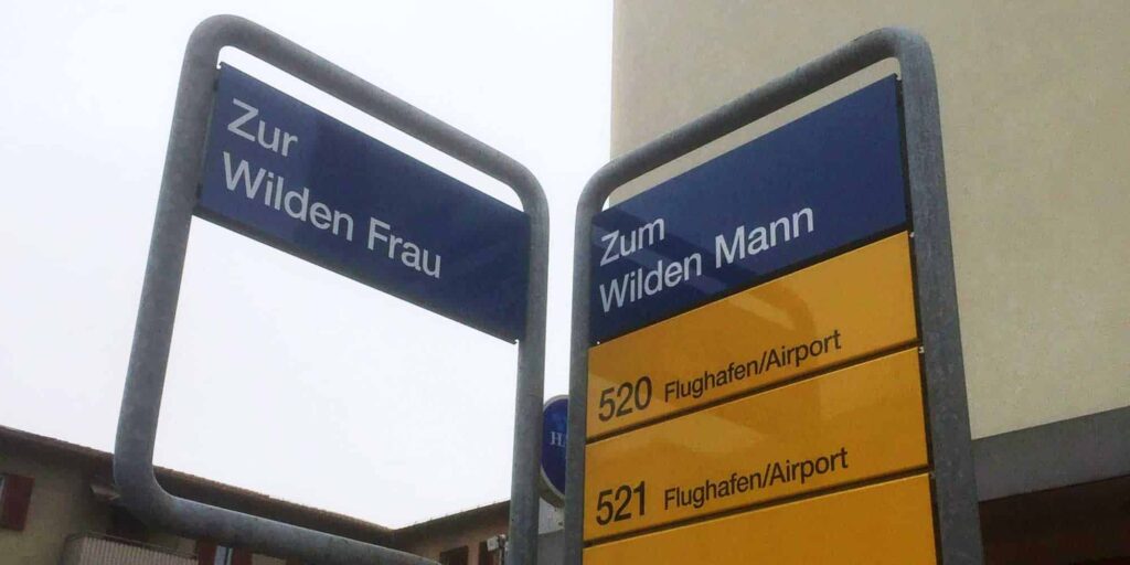VBG-Haltestellentafel "Zur Wilden Frau" , angebracht im Rahmen eines Aprilscherzes