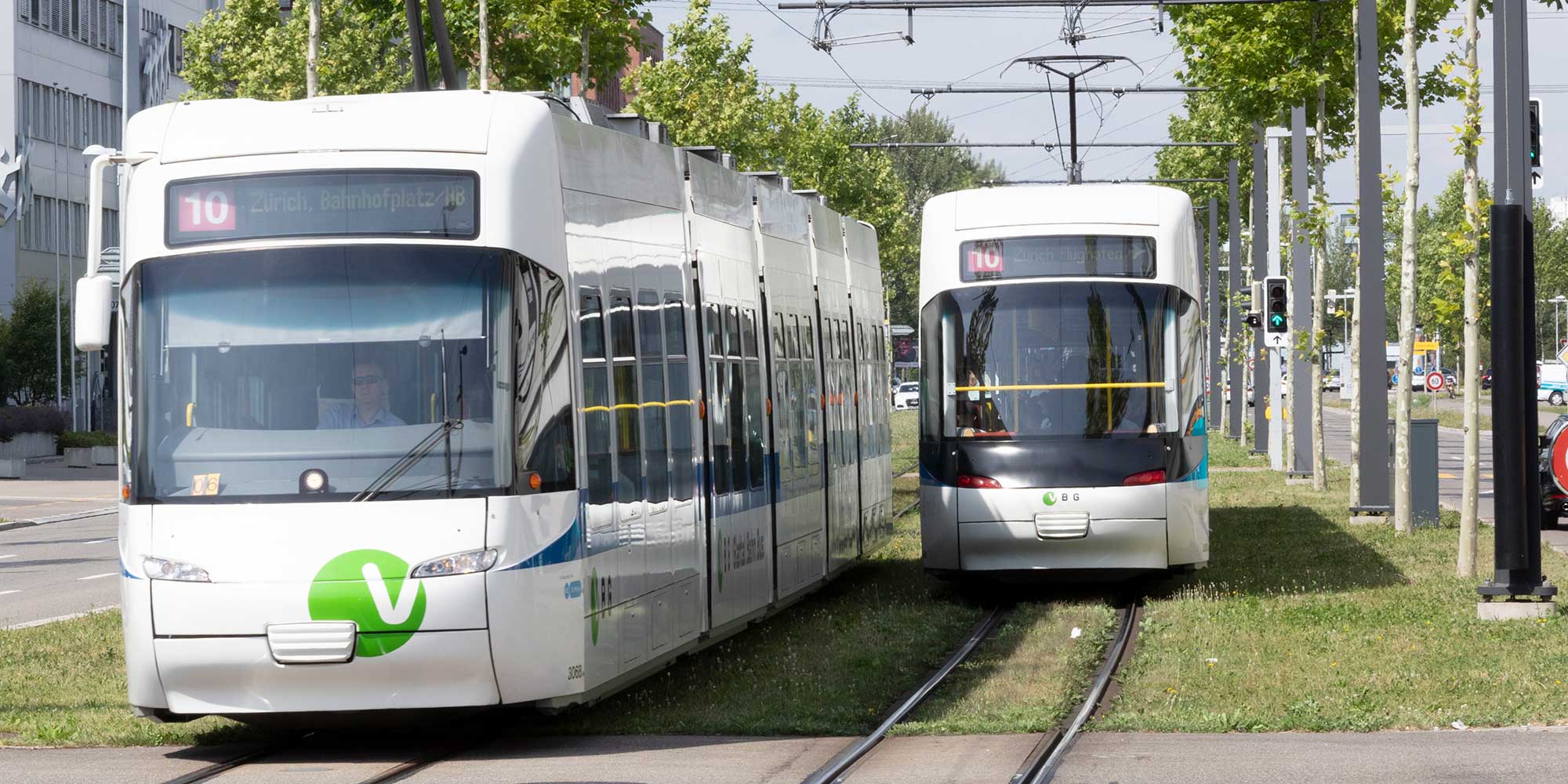 Zwei Trams der Glattalbahn-Linie 10 kreuzen sich auf dem Blumentrassee.