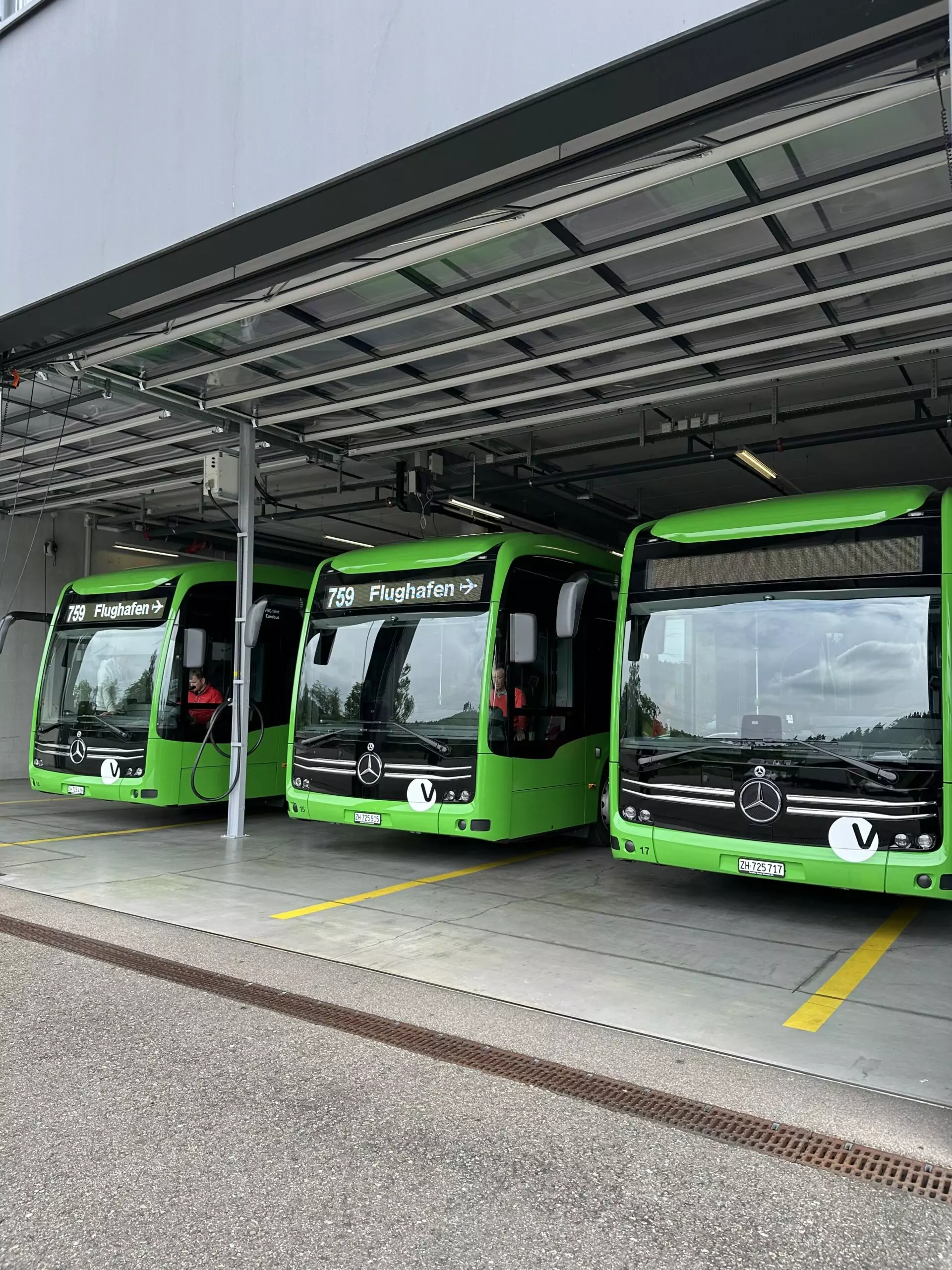 Drei der neuen Elektro-Gelenkbusse der VBG stehen im Busdepot Bassersdorf.