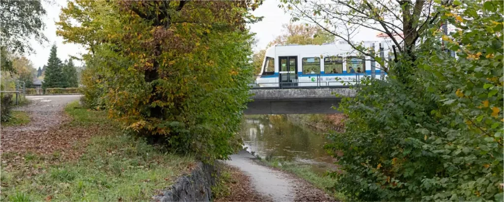 VBG-Tram überquert einen Bach im Herbst