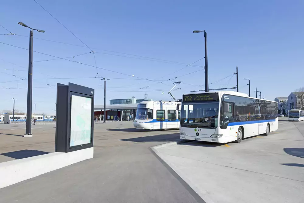 VBG Tram und Bus an der öv Drehscheibe Bahnhof Stettbach