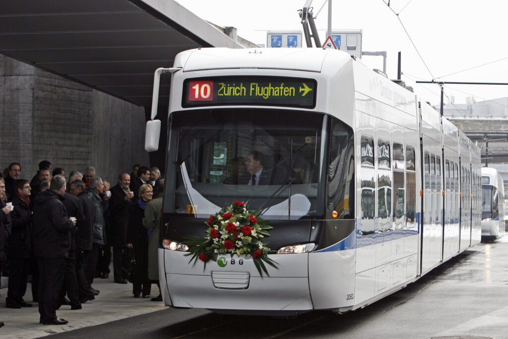 Das erste Tram fährt am Flughafen in Kloten anlässlich der Eröffnungsfeier der Glattalbahn am Freitag, 12. Dezember 2008 ein. Die zweite Etappe mit Tiefbauten und bahntechnischen Anlagen ist gebaut.