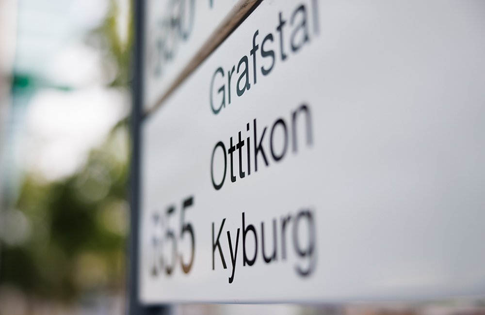 Nahaufnahme der Linientafel der VBG-Linie 655 an der Haltestelle beim Bahnhof Effretikon