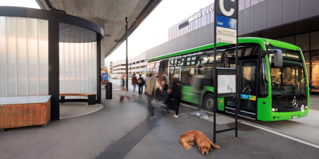 VBG-Elektrobus der Linie 759 beim Glattzentrum
