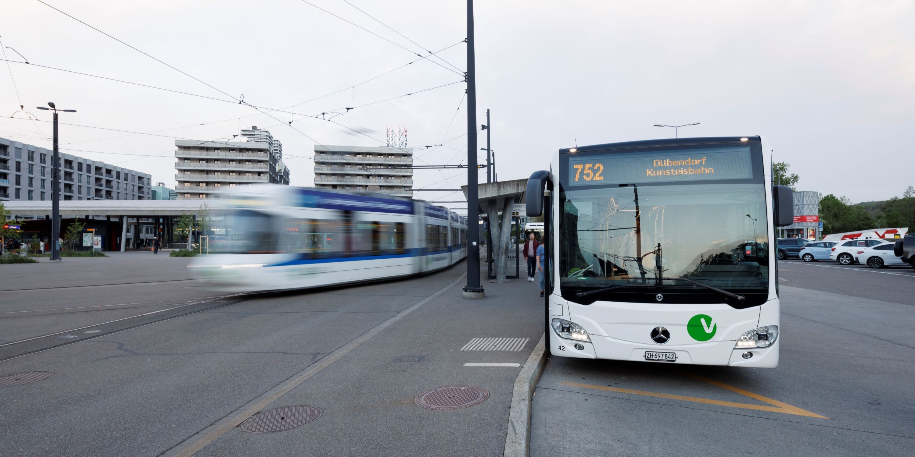 VBG-Bus und -Glattalbahn beim Bahnhof Stettbach