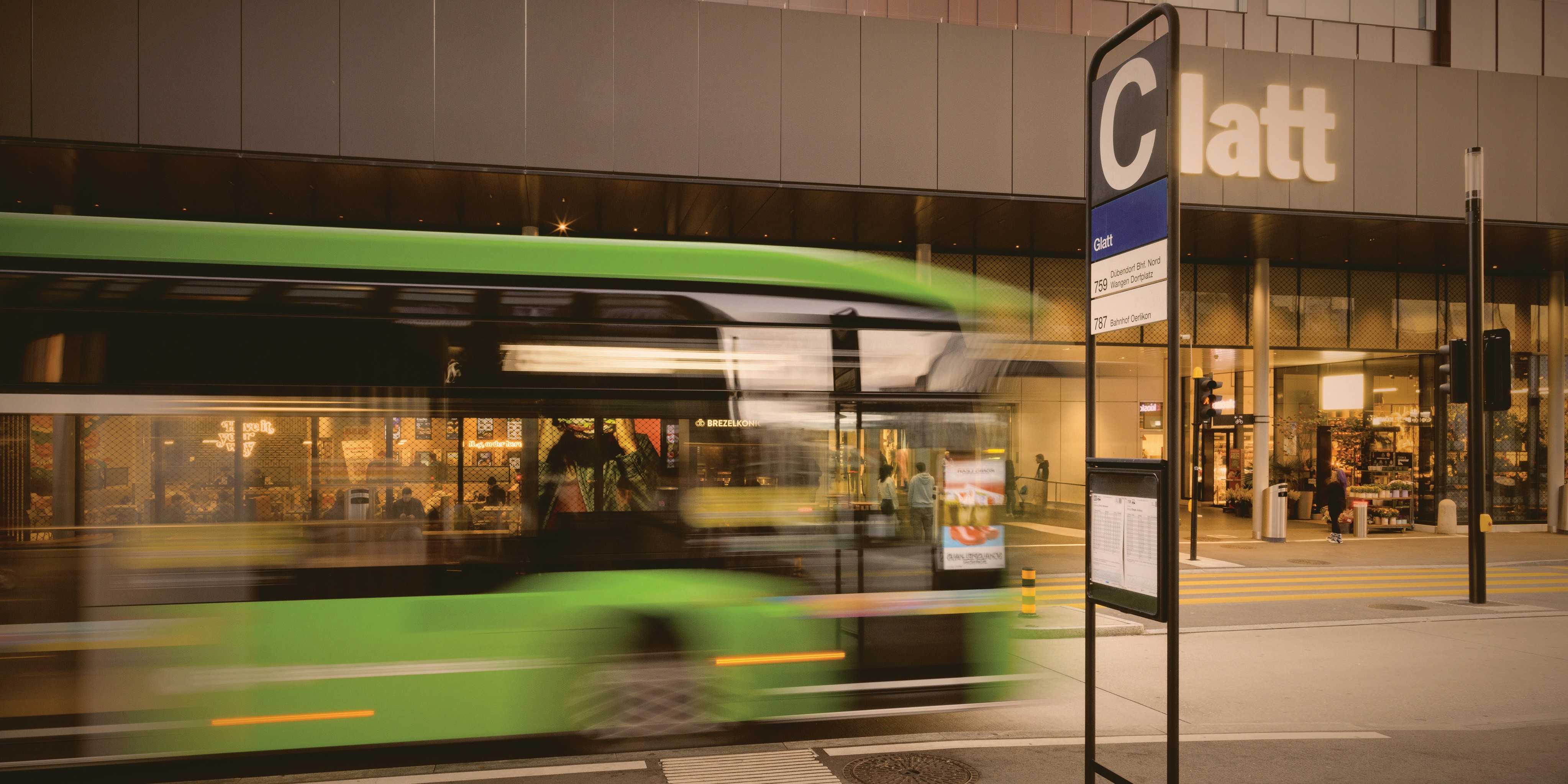 VBG-Elektrobus bei der Haltestelle Glatt beim Glattzentrum