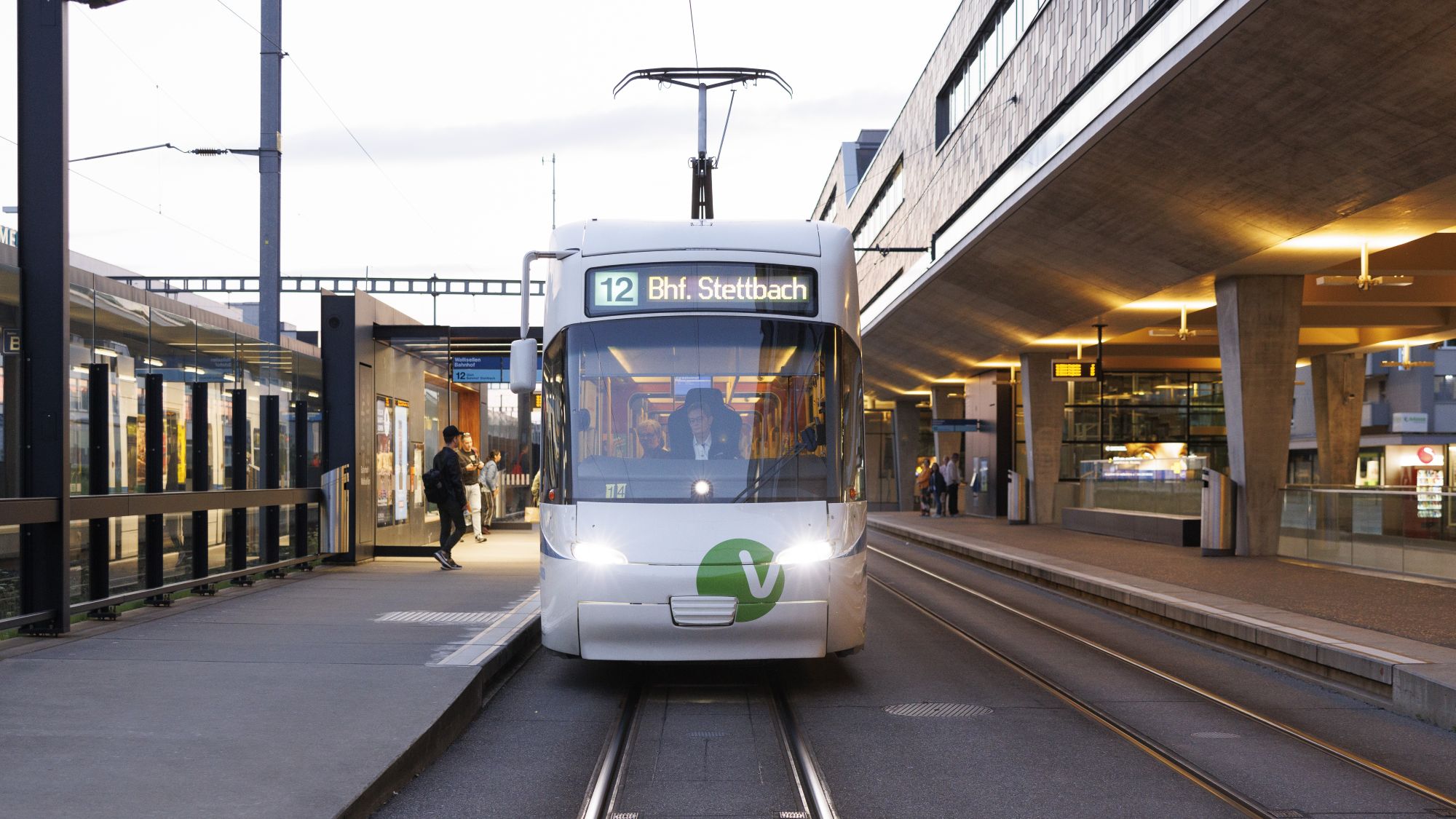 VBG-Tram der Glattalbahn beim Bahnhof Wallisellen
