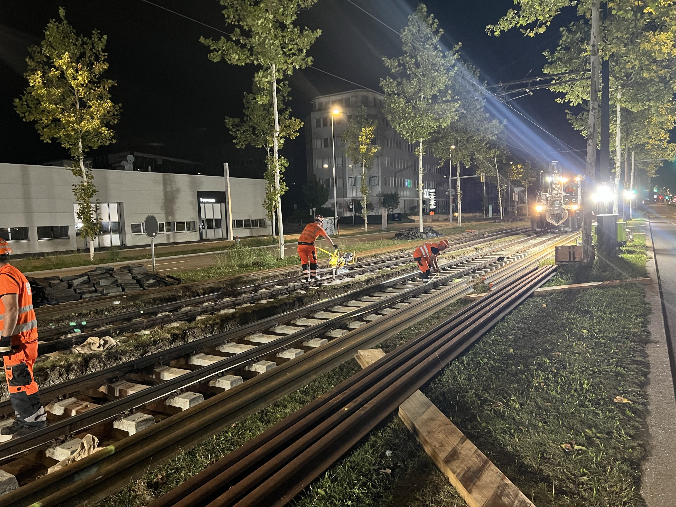 Die Arbeiten an der Gleisanlage der Glattalbahn findet meist nachts statt, um den Betrieb nicht zu stören.