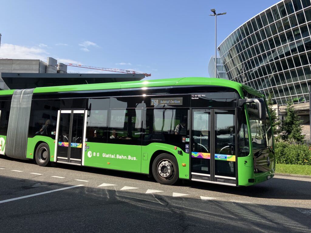 VBG-Elektrogelenkbus am Flughafen Zürich