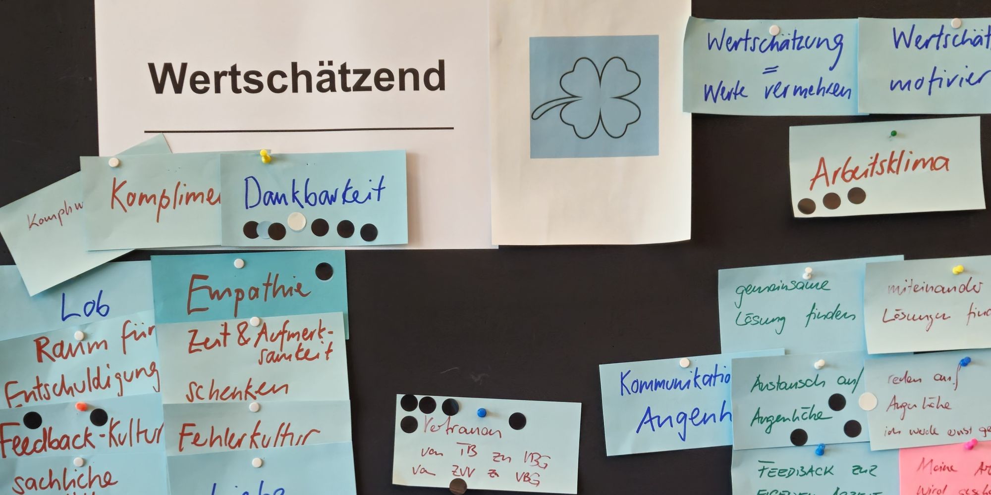 Bild einer Pinwand an der VBG-Wertstatt