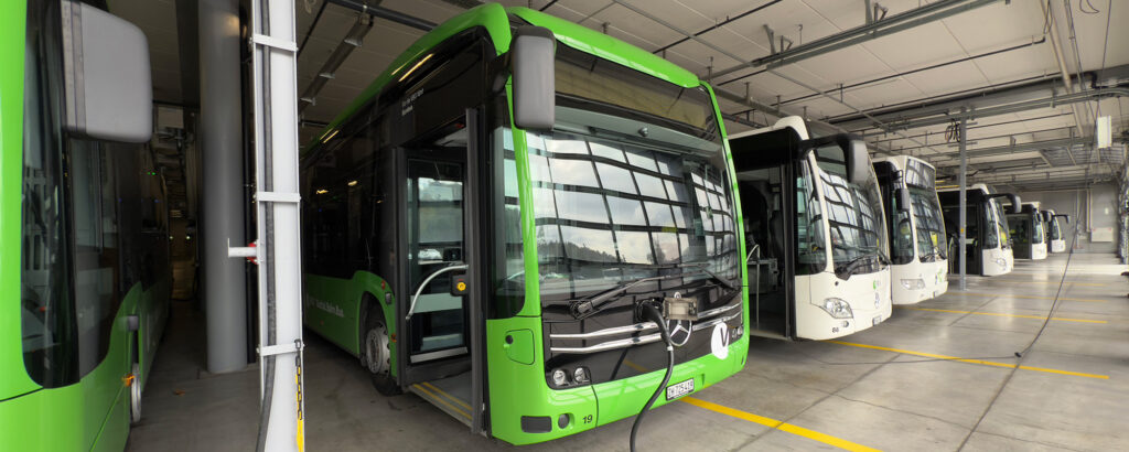 E-Busse der VBG werden im Busdepot Bassersdorf geladen.